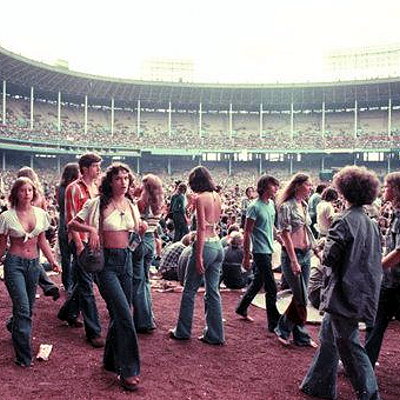 1970s concert crowd